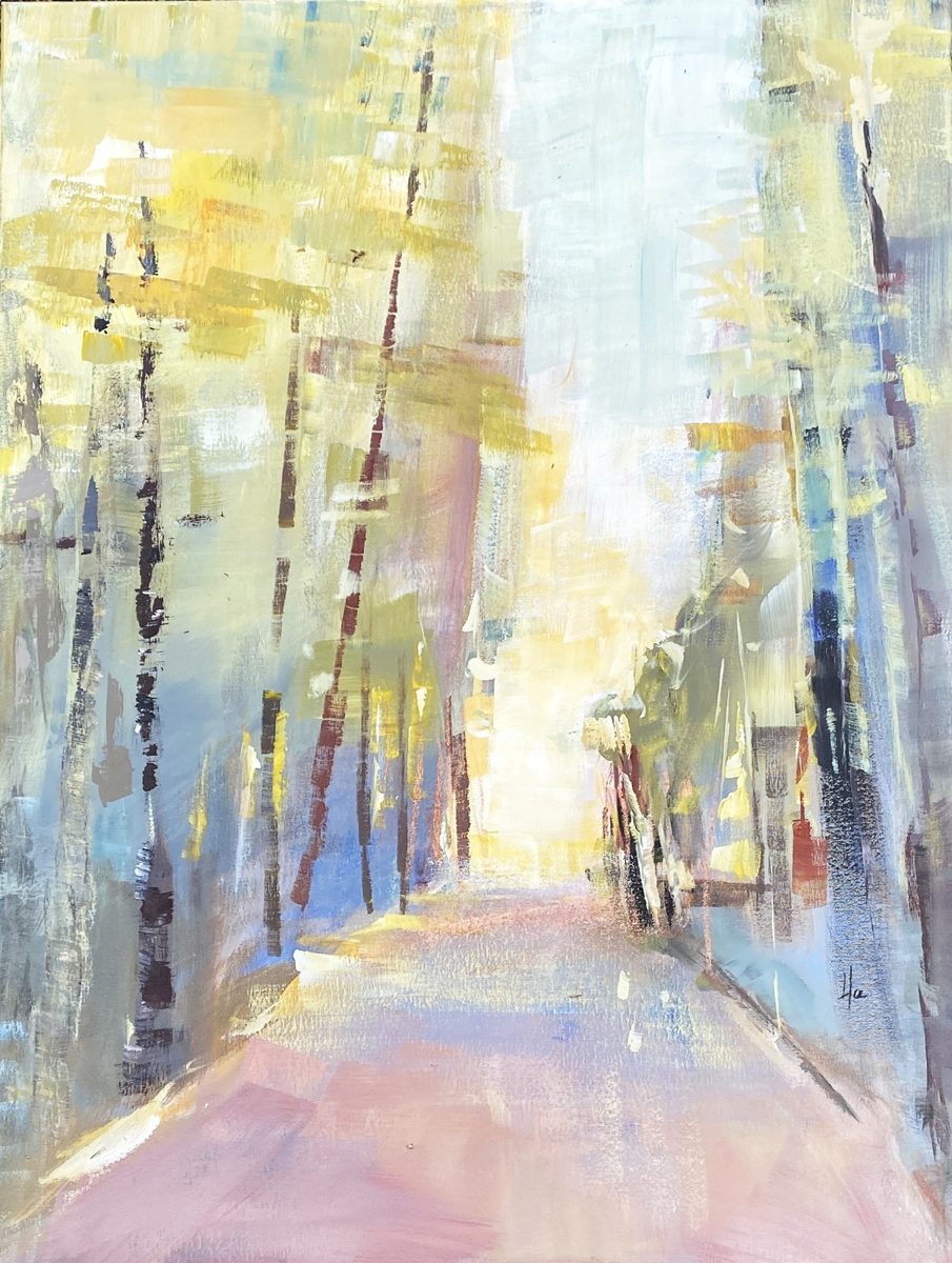 Weg zwischen hohen Bäumen im Gegenlicht, in Gelb, Blau und Rosa